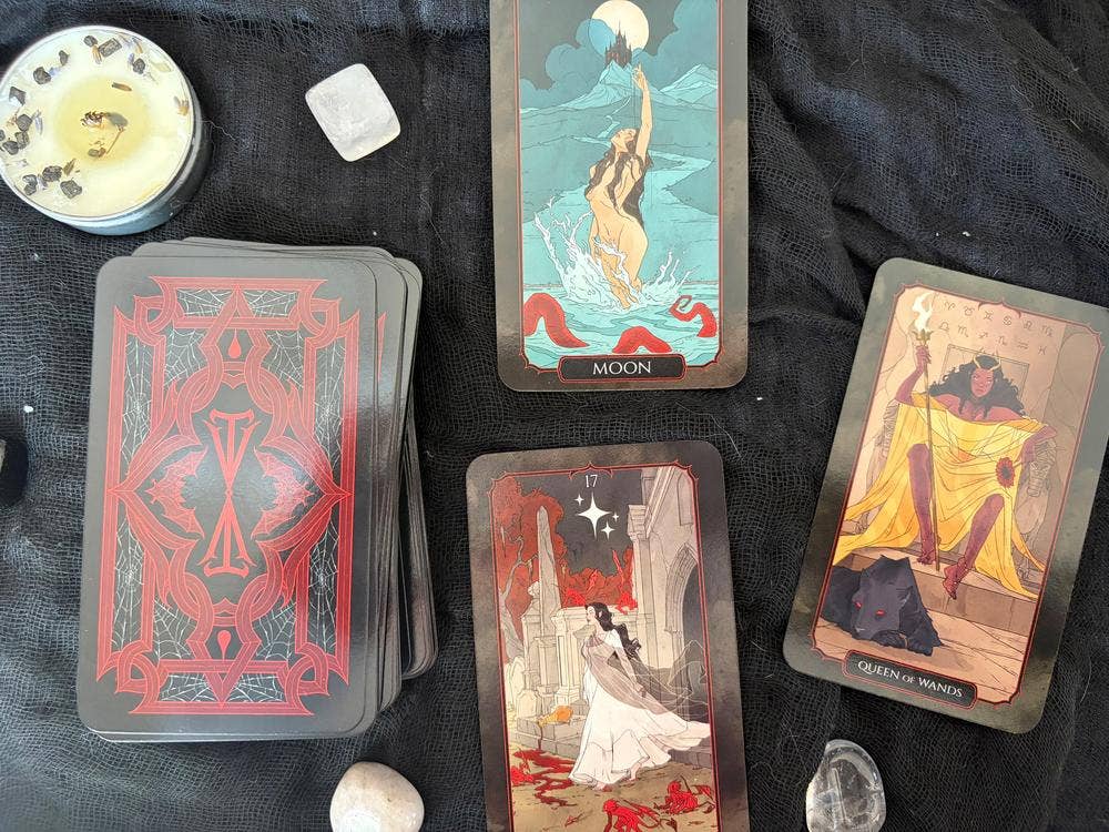 The Vampire's Tale Tarot Kit (Halloween Tarot Deck and Book)