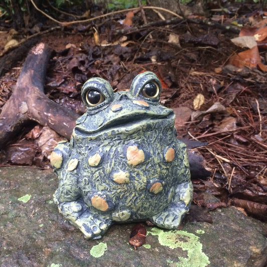 Toad Hollow™ Tall Toad Garden Statue: Green / Medium-5.5"H x 6"W x 5"D