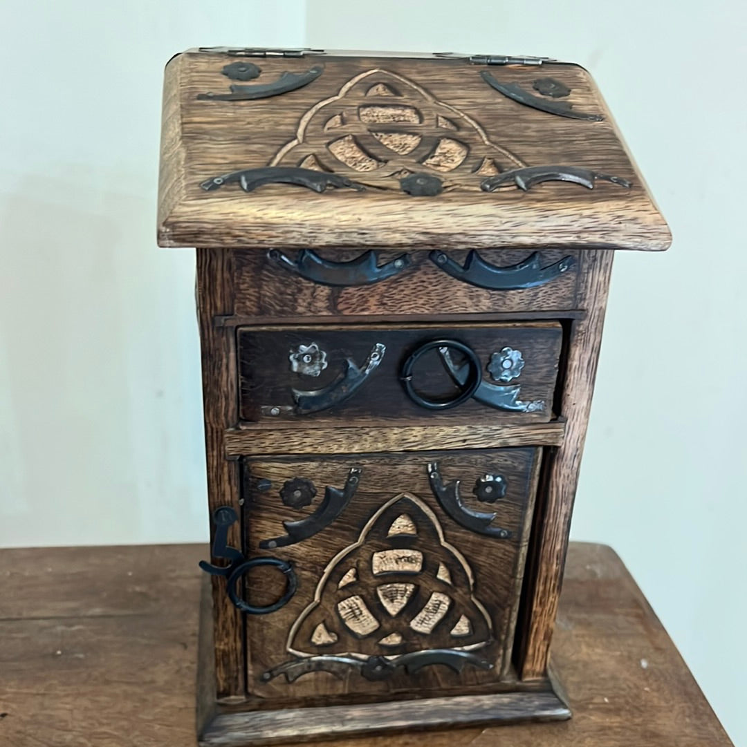 Box, LG Triquetra